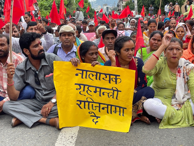 मिटरब्याज पीडित थप आक्रोशित, मागे गृहमन्त्री श्रेष्ठको राजीनामा [तस्बिरहरू]